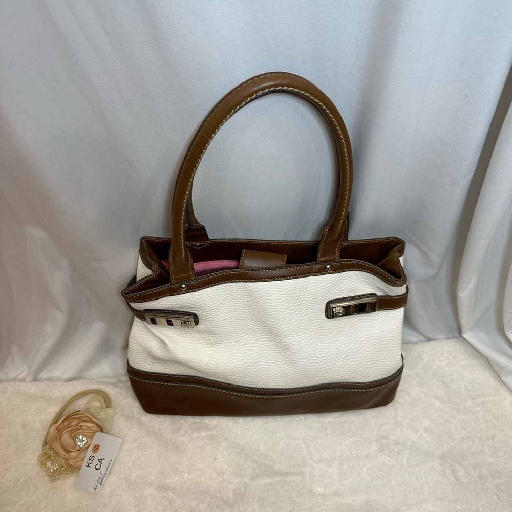 Chaps shoulder bag white and brown with 🥰 pink interior